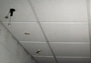 05640170-photo-j-installe-un-faux-plafond-dans-du-beton