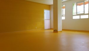 pose-en-remontee-en-plinthe-revetement-sol-pvc-gerflor-taralay-impression-confort-mimosa-jaune-angle-entrant-sortant-creche-kenzi-pacasol-maroc-830x480